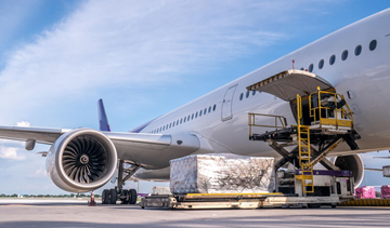 Avião de carga a carregar mercadorias no aeroporto para entrega internacional rápida
