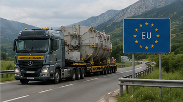 Comboio de transporte excecional europeu a movimentar carga industrial sobredimensionada entre países