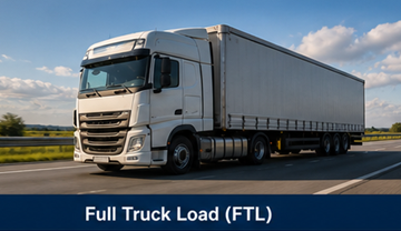 Grande semi-reboque de carga completa a transportar mercadorias numa autoestrada europeia em operações logísticas