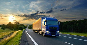 Transporte rodoviário na Europa com camiões de carga e carrinhas de entrega em autoestrada em operações logísticas