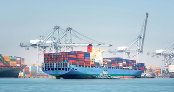 Navio porta-contentores no porto com contentores de carga em operações de logística marítima