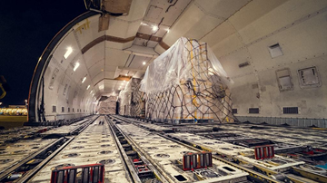 Transporte aéreo usado para envios urgentes e de alto valor com aeronave de carga